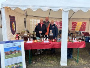 Mitglieder des Fördervereins am Stand auf dem Weihnachtsmarkt