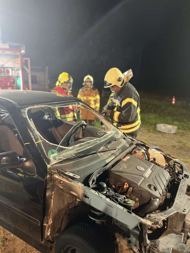 Feuerwehr bei der TH-Ausbildung: Zugang zu einem PKW schaffen