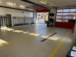 Zur Reinigung leergeräumtes Gerätehaus