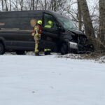 Transporter gegen Baum auf Brücke